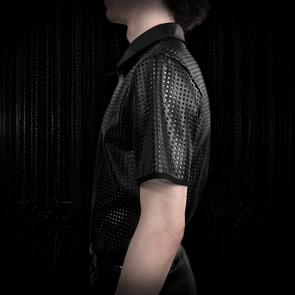 Polo Shirt Kunstleder perforiert schwarz – Bild 2
