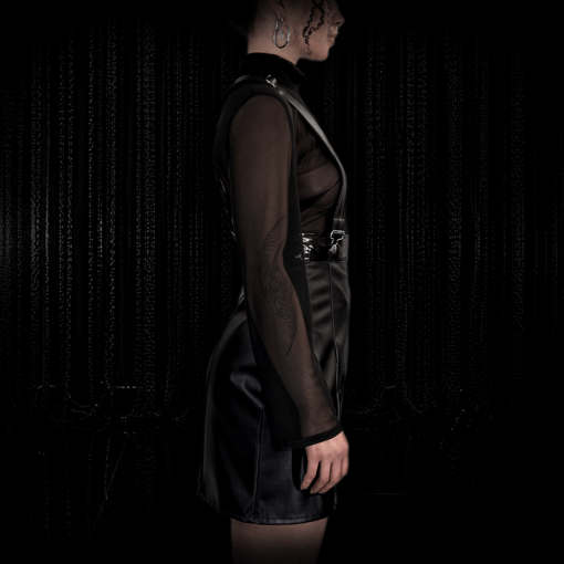 Seitenansicht des CLOE Dress mit leicht ausgestelltem Minirock und Harness-Design aus Kunstleder