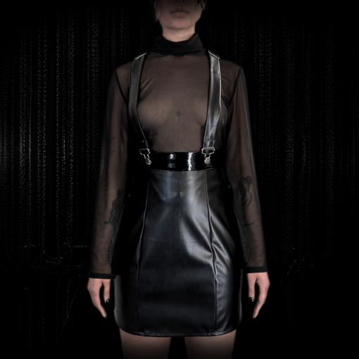 CLOE Dress Harness Minikleid aus Kunstleder mit glänzendem Vinylbund