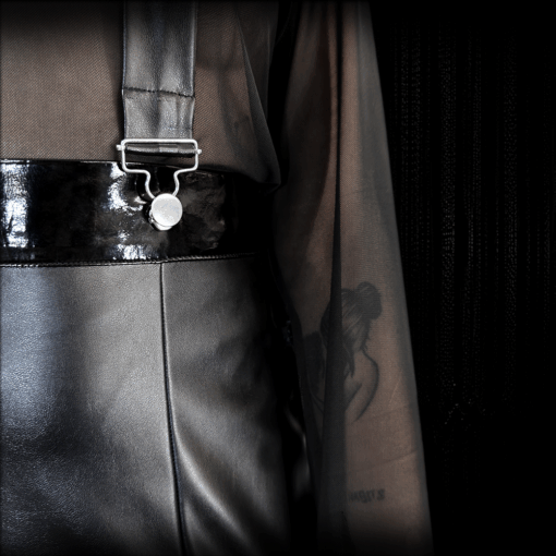 Detail des glänzenden Vinylbunds und der Metallbeschläge des CLOE Dress