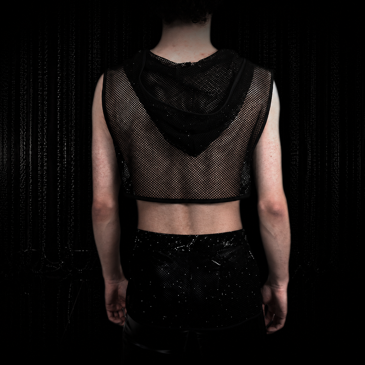 Schwarzes Diamond-Mesh Crop Top für Herren mit Kapuze in der Rückansicht
