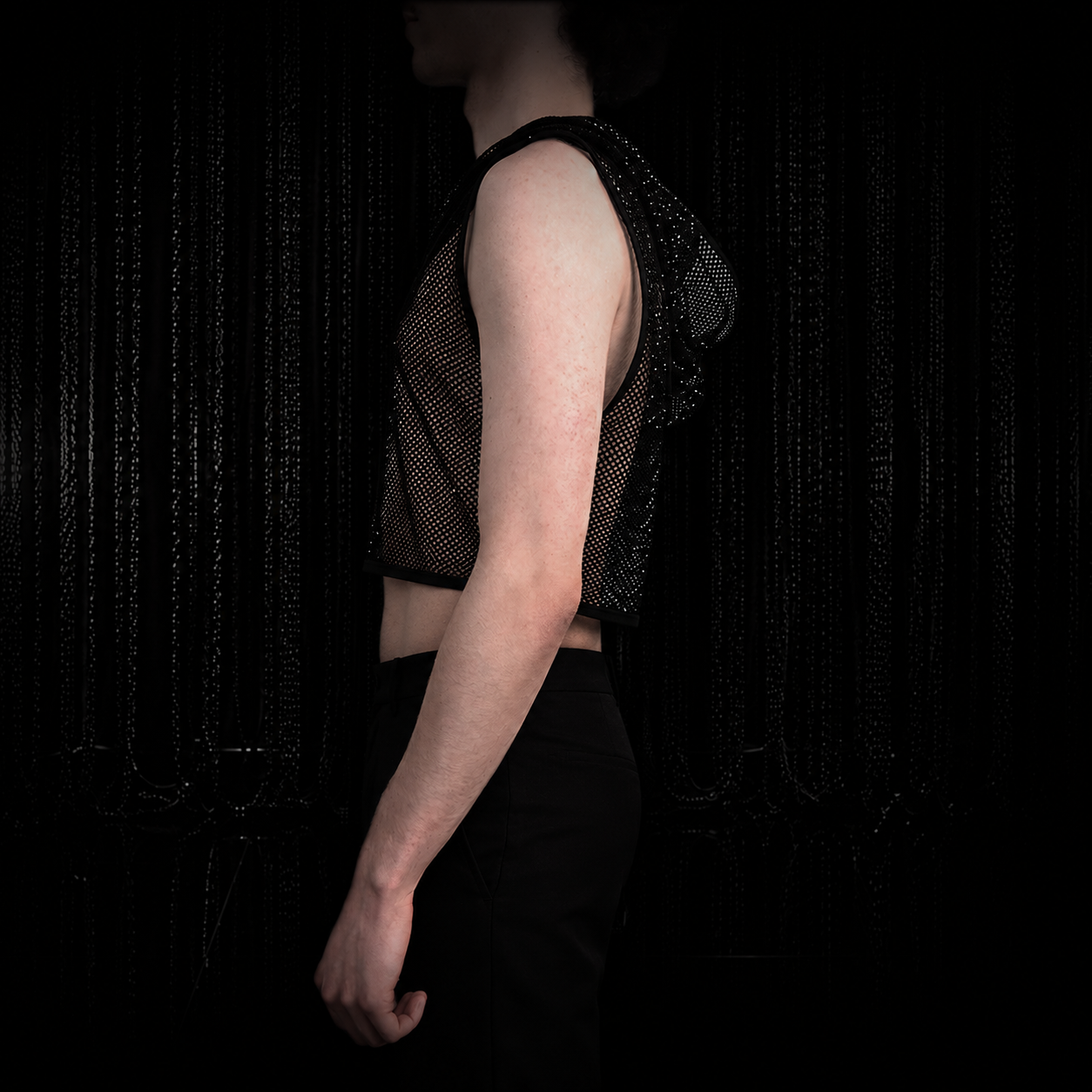 Schwarzes transparentes Diamond-Mesh Crop Top für Herren mit Kapuze und Glitzer in der Seitenansicht