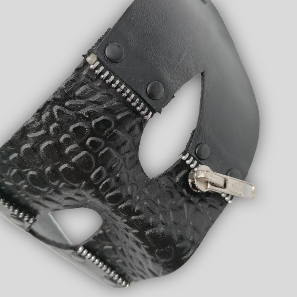 Echtledermaske ZIPPER mit geprägtem Leder und Metall-Zipperdetail