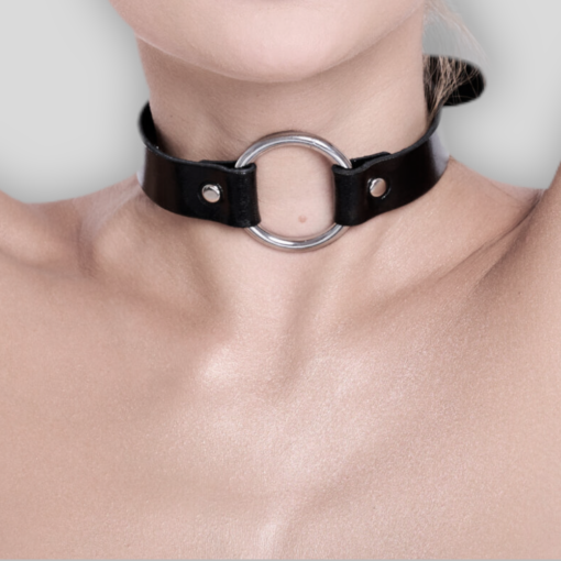 Schwarzer SAXOS Echtleder-Choker mit silberfarbenem Metallring – Vorderansicht