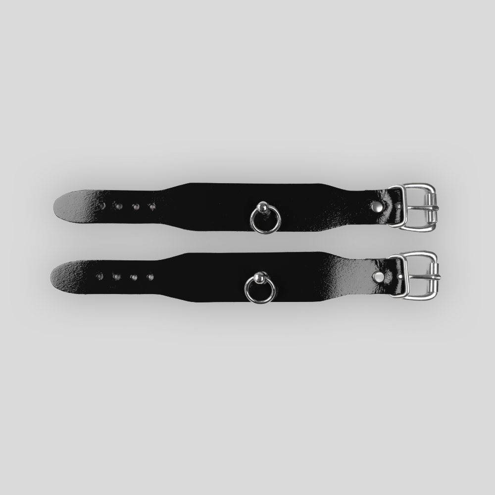 Schwarze Echtlederhandfesseln mit silberfarbenen Doppelnieten und Metallbeschlägen