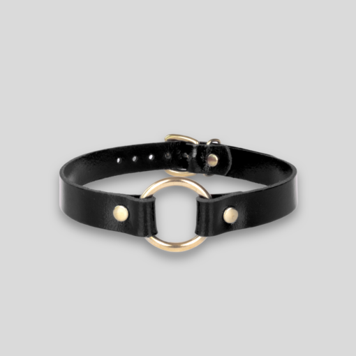 Schwarzer SAXOS Echtleder-Choker mit goldfarbenem Ring – am Hals getragen