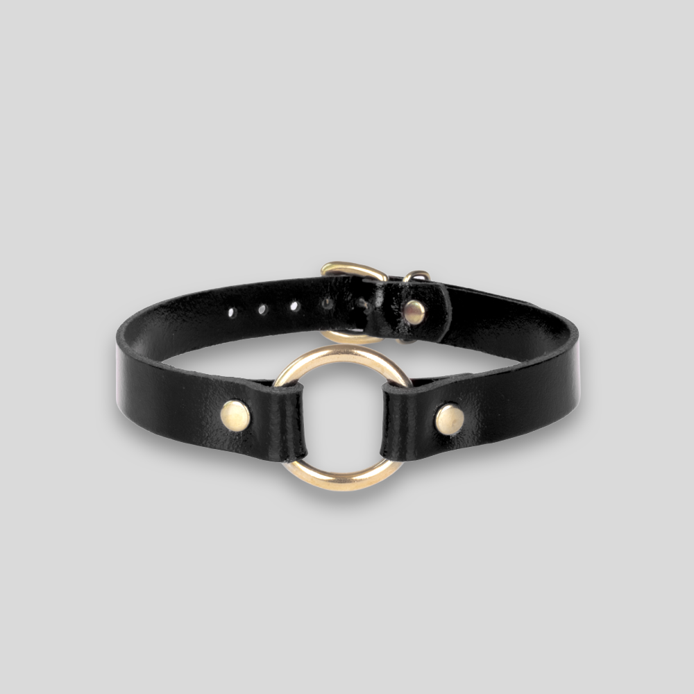 Schwarzer SAXOS Echtleder-Choker mit goldfarbenem Ring – am Hals getragen