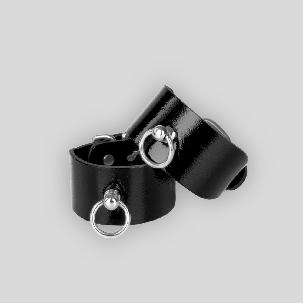 Lederhandcuffs 3,0 Schwarz Silber mit silberfarbenen Metallringen zur Kettenbefestigung