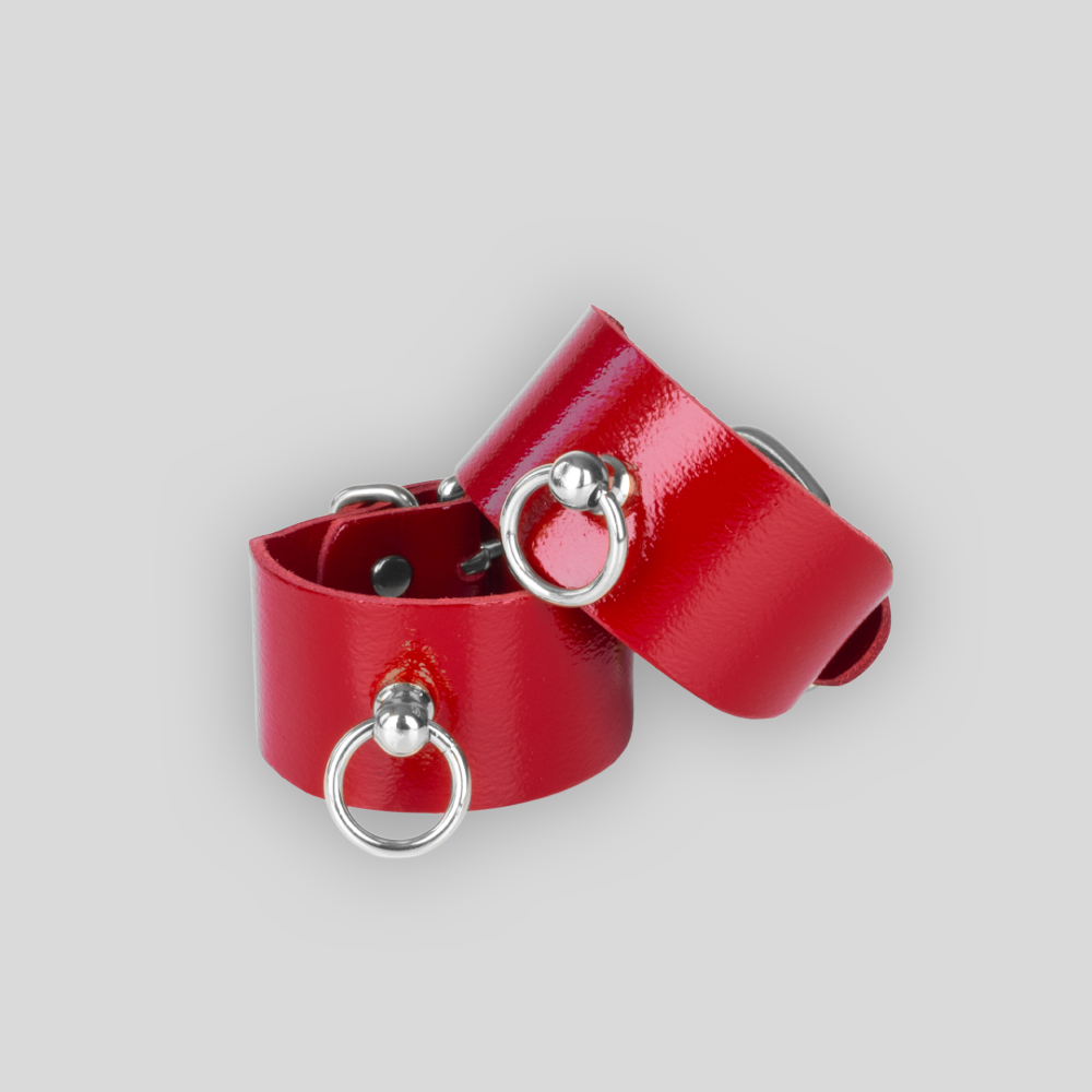 Lederhandcuffs 3,0 Rot Silber mit silberfarbenen Metallringen zur Kettenbefestigung