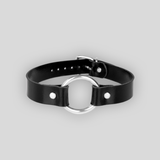 Schwarzer SAXOS Echtleder-Choker mit Silberring – am Hals getragen