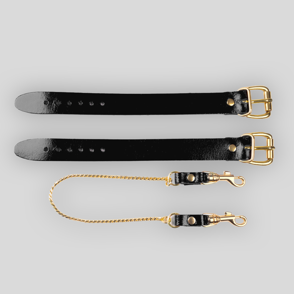 SAXOS Leder-Handfesseln Schwarz Gold mit abnehmbaren Karabinern – Detailansicht