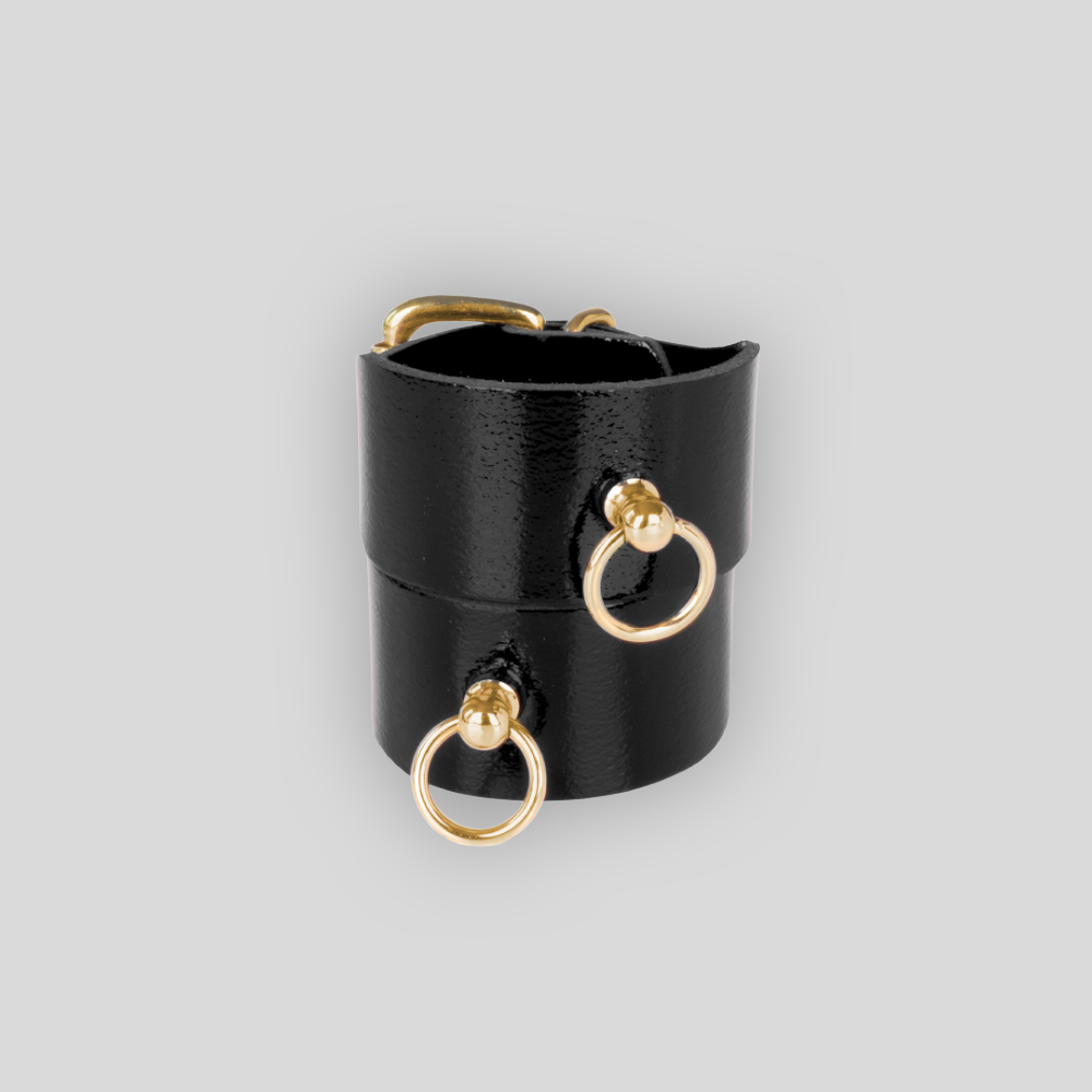 Lederhandcuffs 3,0 Schwarz Gold mit breiten schwarzen Lederbändern und verstellbaren Schnallen