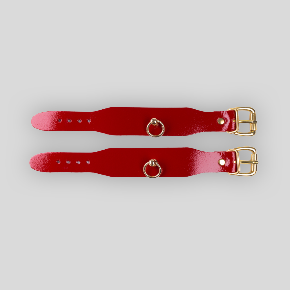 Lederhandcuffs 3,0 Rot Gold mit goldfarbenen Metallringen zur Kettenbefestigung