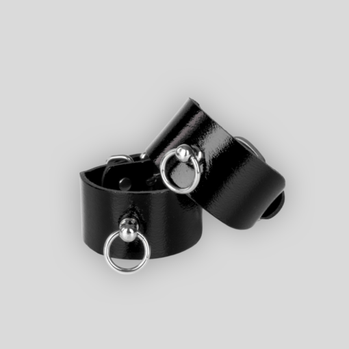Silberfarbene 20 mm Schnalle an schwarzen Lederfußfesseln mit 3 cm breitem Lederband