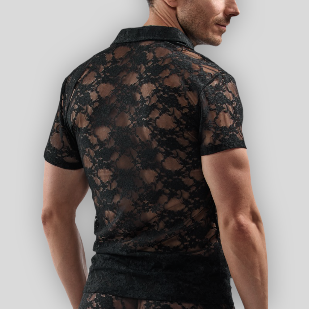 Kurze Druckknopfleiste mit silberfarbenen Knöpfen am schwarzen Spitzenpolo