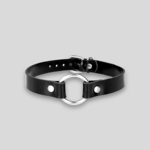 Schwarzer SAXOS Echtleder-Choker mit silberfarbenem Ring – am Hals getragen