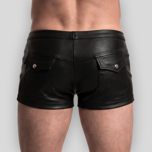 Schwarze Kunstledershort mit zwei Gesäßtaschen und Druckknopfverschlüssen
