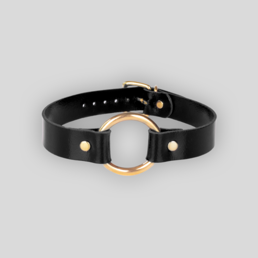 Schwarzer SAXOS Echtleder-Choker mit Goldring – am Hals getragen