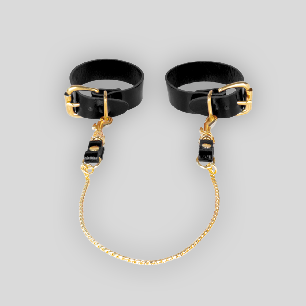 SAXOS Slimcuffs mit 2 cm breiten schwarzen Echtlederriemen und goldfarbenen Beschlägen
