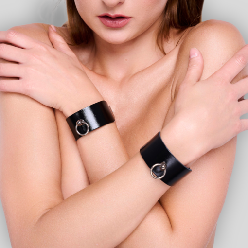 Lederhandcuffs 3,0 Schwarz Silber aus glänzendem Echtleder mit silberfarbenen Beschlägen