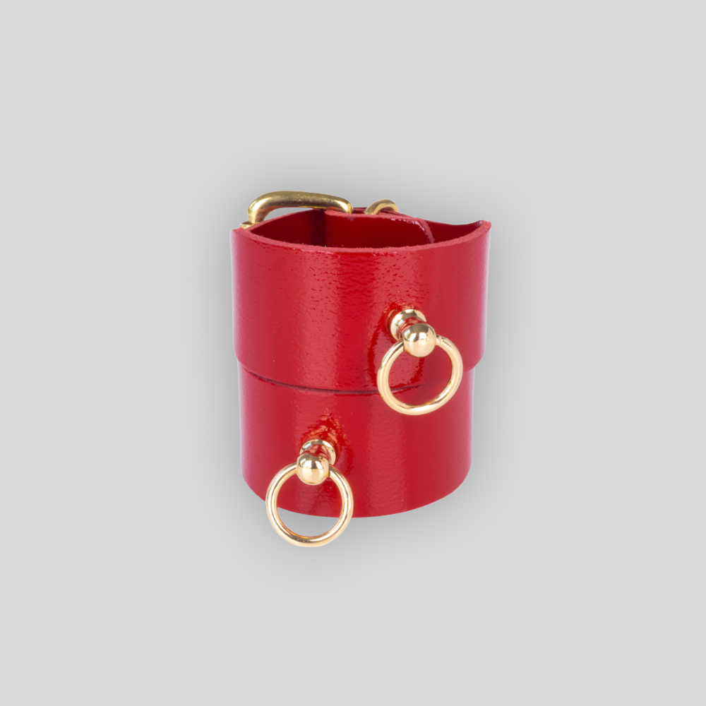 Lederhandcuffs 3,0 Rot Gold aus glänzendem kirschrotem Echtleder mit goldfarbenen Beschlägen
