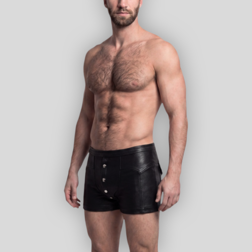 Kunstledershort Nick in Schwarz mit zwei aufgesetzten Gesäß-Klappentaschen