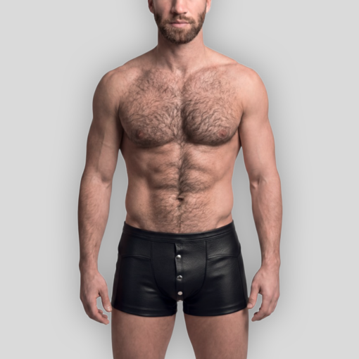 Schwarze Kunstledershort Nick mit silberfarbener Druckknopfleiste an der Vorderseite