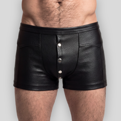 Kunstledershort Nick mit Druckknöpfen in Schwarz von Svenjoyment mit konturiertem Frontbeutel