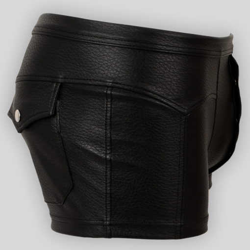 Figurbetonte schwarze Kunstledershort Nick von Svenjoyment mit silberfarbenen Details